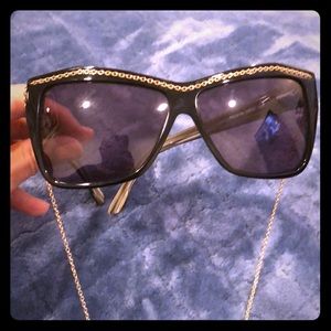 House of Harlow Sunglasses with chain. Cassie.
